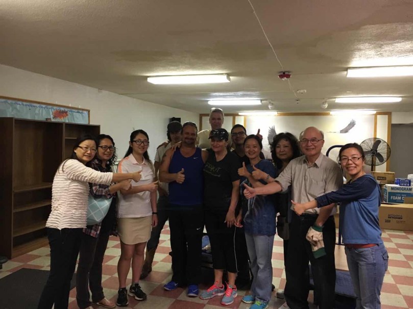 弟兄姐妹合力搬家